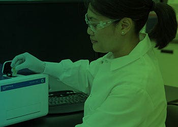 Explorando las aplicaciones de ensayos basados en la absorbancia desde la investigación con virus a la investigación con cannabis