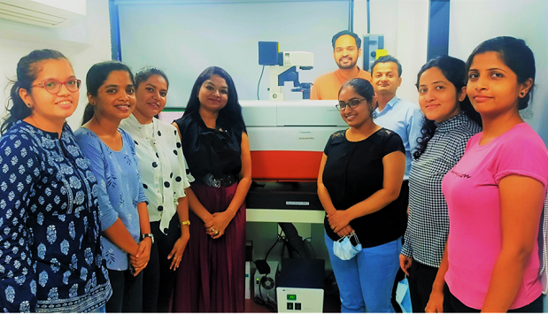 El equipo de Yashraj Biotechnology con el sistema ImageXpress Nano