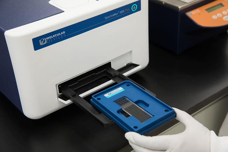 SpectraMax ABS Plus con placa de validación