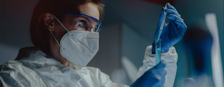 Científico trabajando en el descubrimiento de fármacos