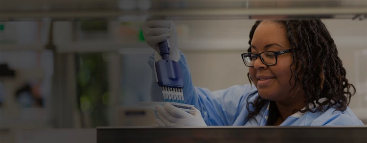 Científico trabajando en experimentos de ciencias de la vida