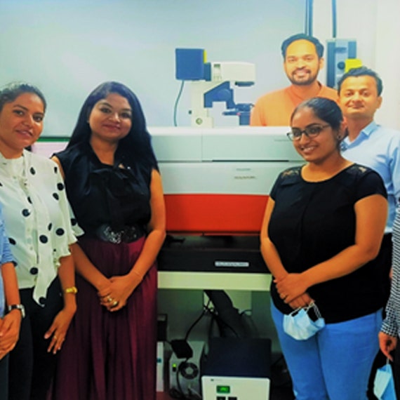 El equipo de Yashraj Biotechnology con el sistema ImageXpress Nano