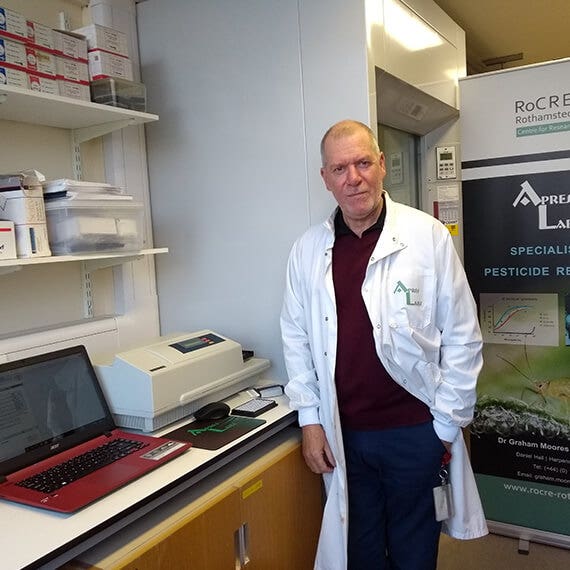 El Dr. Graham Moores utiliza los lectores SpectraMax para revolucionar la investigación en la resistencia a pesticidas