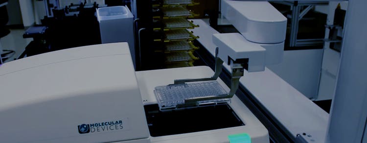 Automatización de laboratorios para cribado de alto rendimiento y alto contenido (HCS)