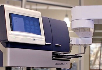 Automatización de laboratorios para un flujo de trabajo de ELISA de alto rendimiento